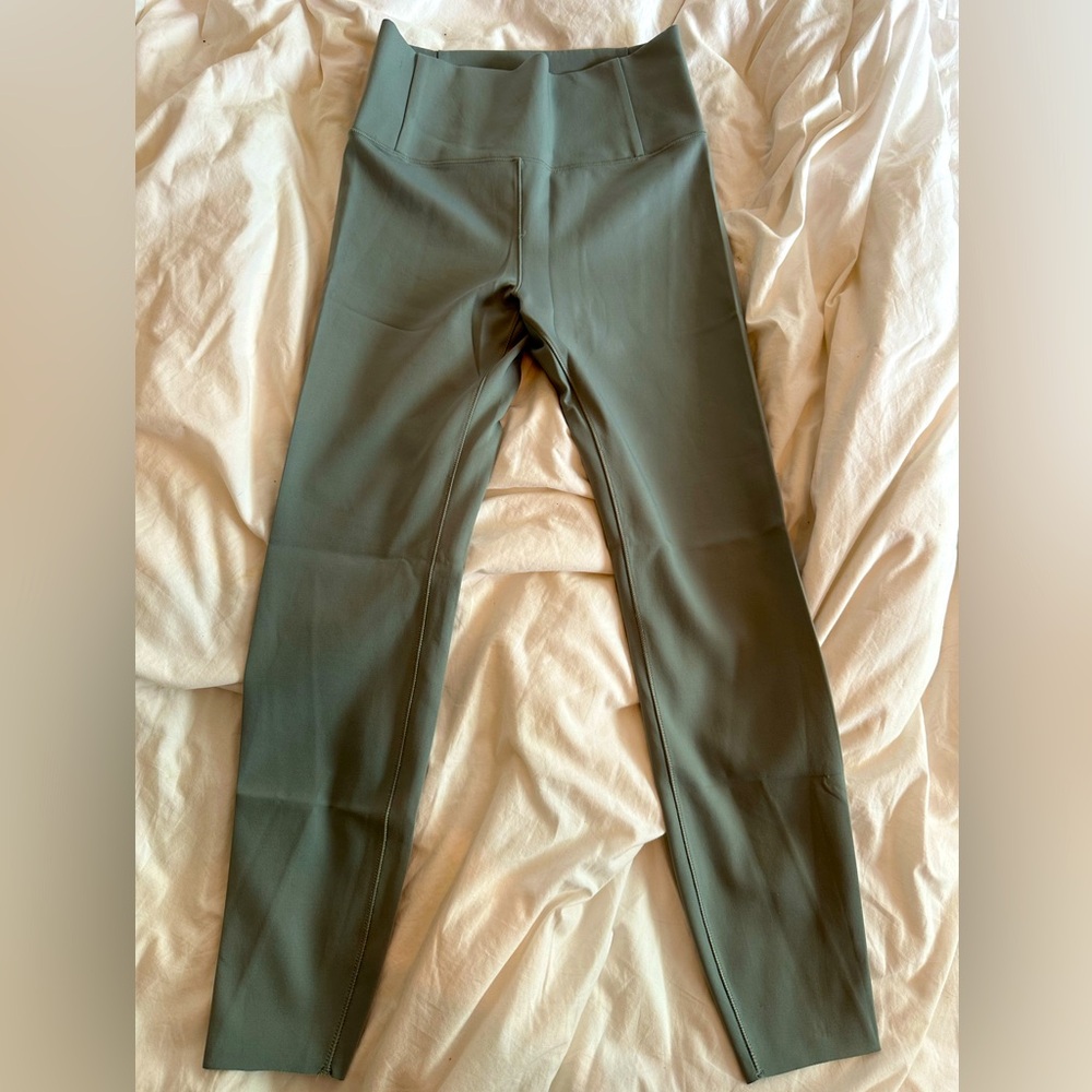 Vuori Evolve Leggings. Women’s size M. Color Fern.